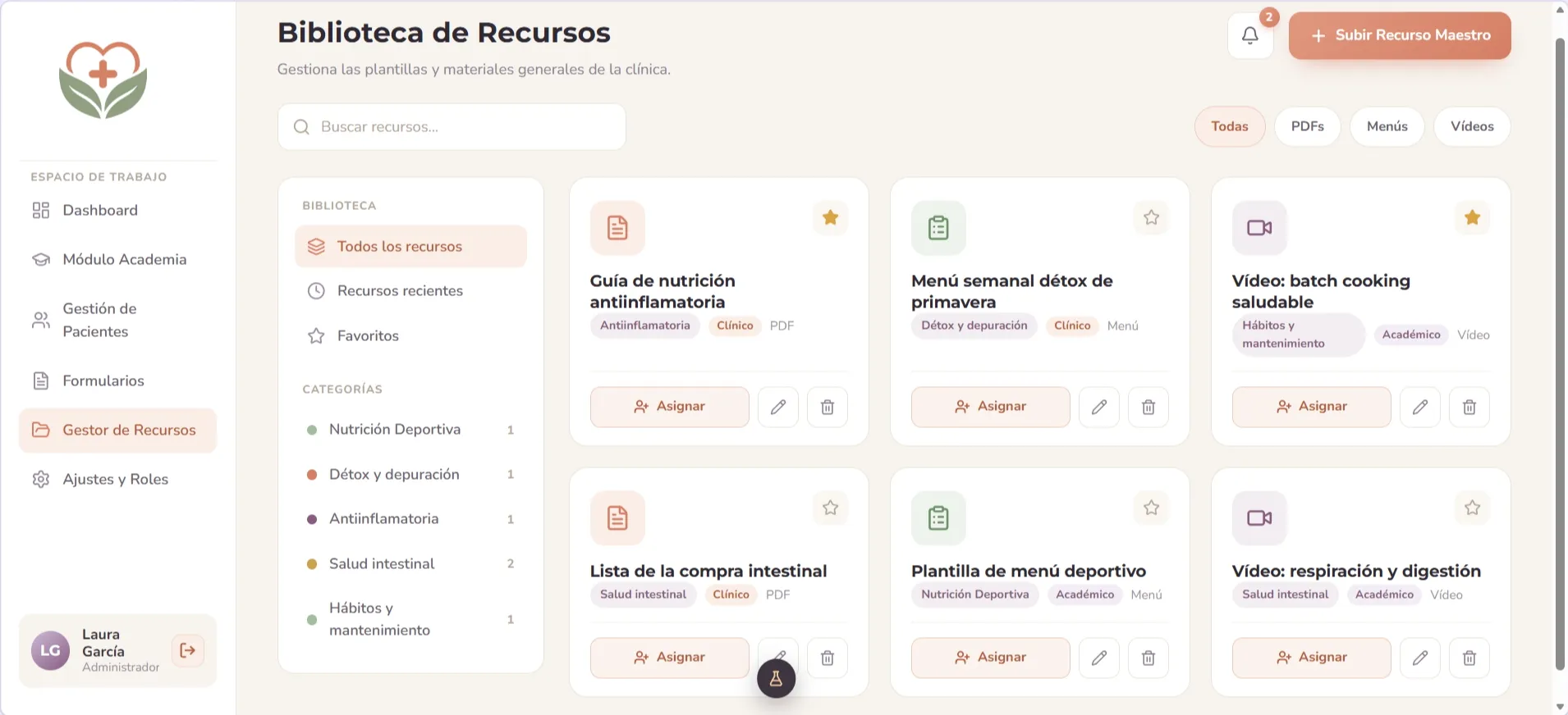 Mockup de plataforma con recursos clínicos y documentos descargables